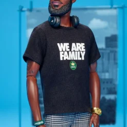 Signature Muñeco Kenbassador Coleccionable de Lebron James con Conjunto de Chaqueta Universitaria y Accesorios><noscript><img width=