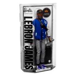 Signature Muñeco Kenbassador Coleccionable de Lebron James con Conjunto de Chaqueta Universitaria y Accesorios><noscript><img width=