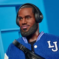 Signature Muñeco Kenbassador Coleccionable de Lebron James con Conjunto de Chaqueta Universitaria y Accesorios><noscript><img width=