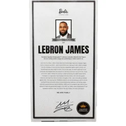 Signature Muñeco Kenbassador Coleccionable de Lebron James con Conjunto de Chaqueta Universitaria y Accesorios><noscript><img width=