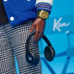 Signature Muñeco Kenbassador Coleccionable de Lebron James con Conjunto de Chaqueta Universitaria y Accesorios><noscript><img width=