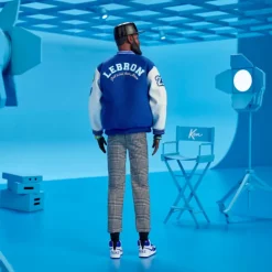 Signature Muñeco Kenbassador Coleccionable de Lebron James con Conjunto de Chaqueta Universitaria y Accesorios><noscript><img width=