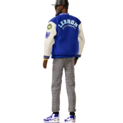 Signature Muñeco Kenbassador Coleccionable de Lebron James con Conjunto de Chaqueta Universitaria y Accesorios><noscript><img width=