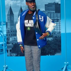 Signature Muñeco Kenbassador Coleccionable de Lebron James con Conjunto de Chaqueta Universitaria y Accesorios><noscript><img width=