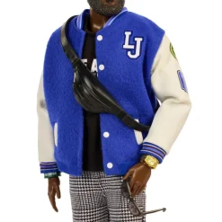 Signature Muñeco Kenbassador Coleccionable de Lebron James con Conjunto de Chaqueta Universitaria y Accesorios><noscript><img width=